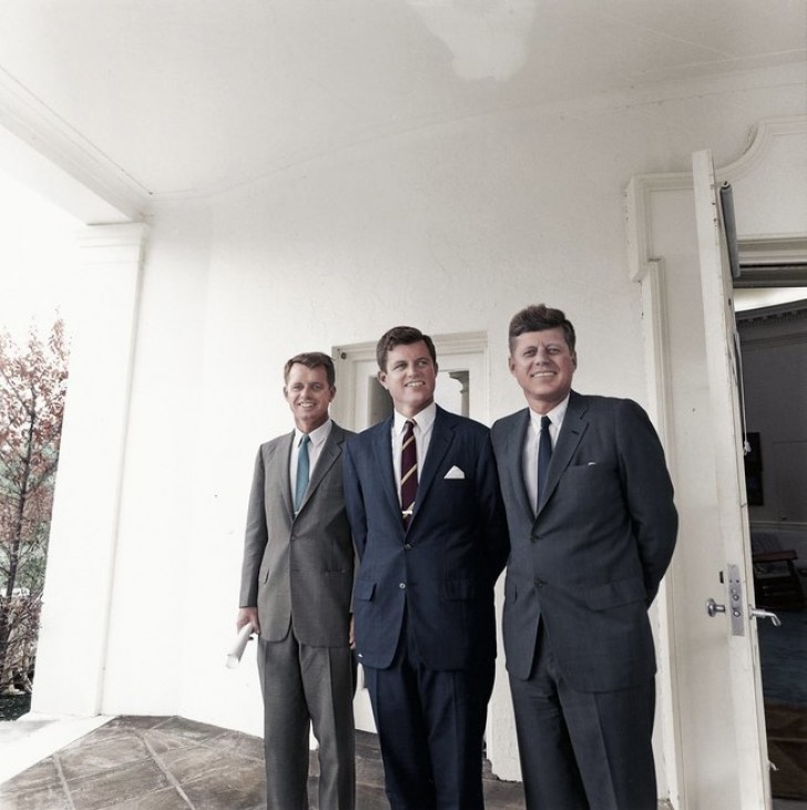 Robert, Edward "Ted" et John F. Kennedy, hors du bureau ovale, le bureau officiel du Président des États-Unis d'Amérique.
