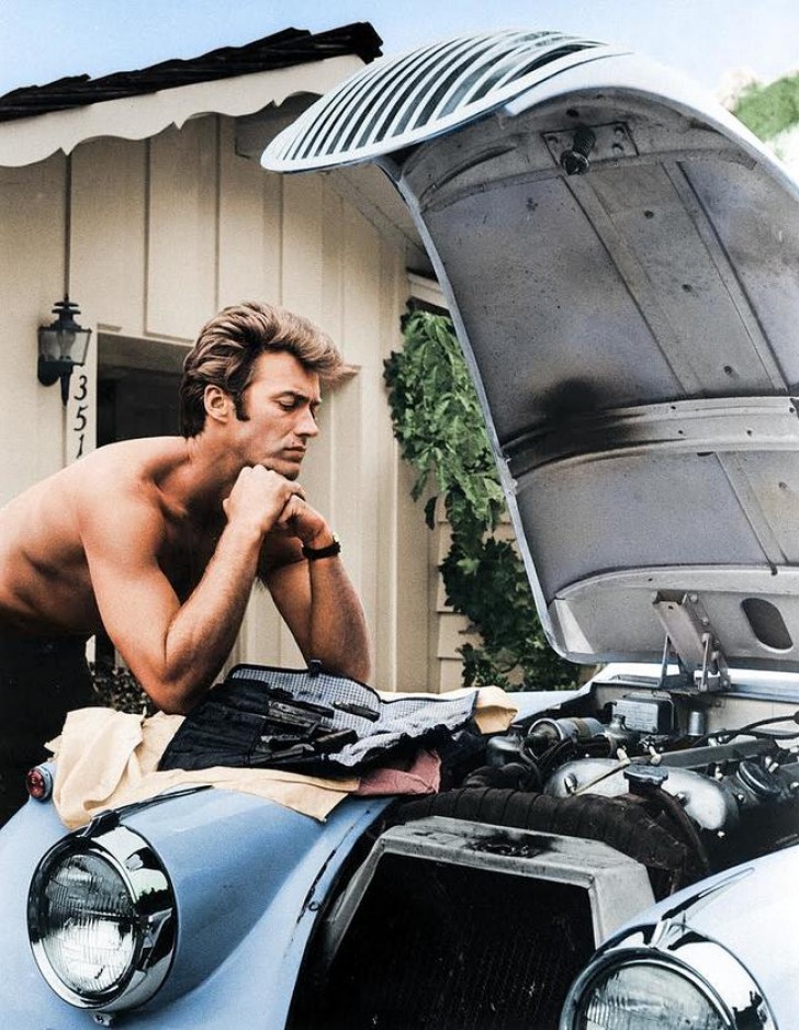Clint Eastwood aux prises avec sa Jag XK 120 en 1958.