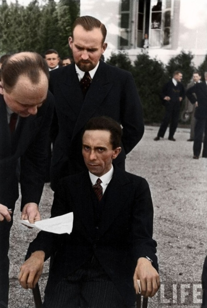 Joseph Goebbels, ministro della propaganda del regime nazista, immortalato da un fotografo ebreo, nel 1933.