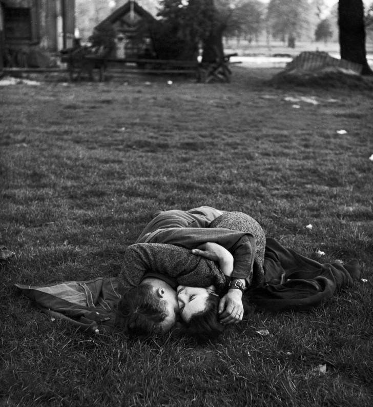 Soldat américain embrasse sa petite amie à Hyde Park, 1945