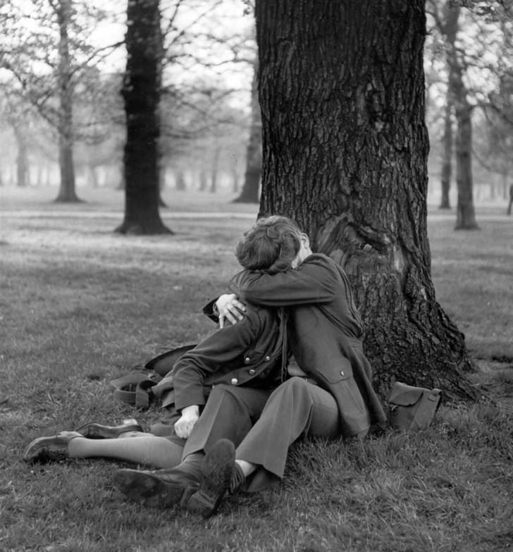 Salutation au pied d'un arbre, 1945