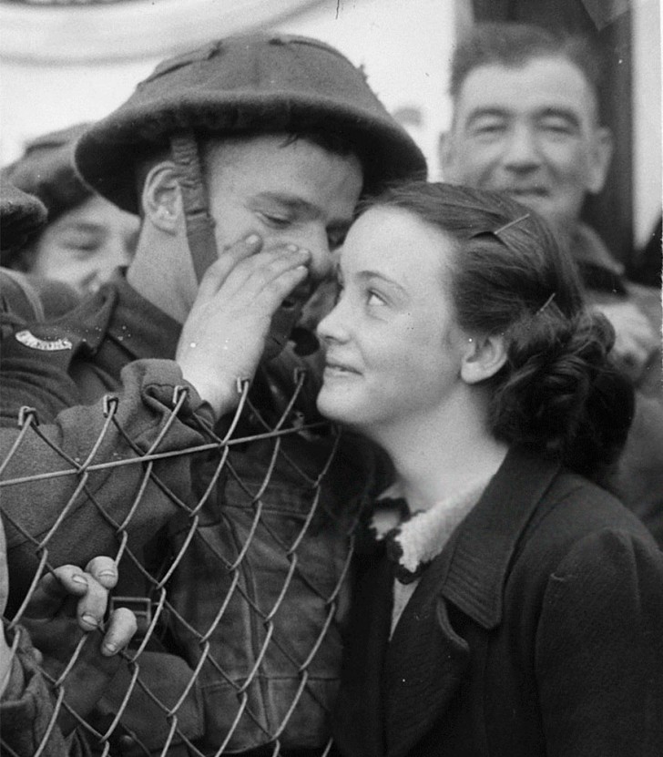Soldat chuchote à l'oreille de sa fiancée avant de partir au front, 1939