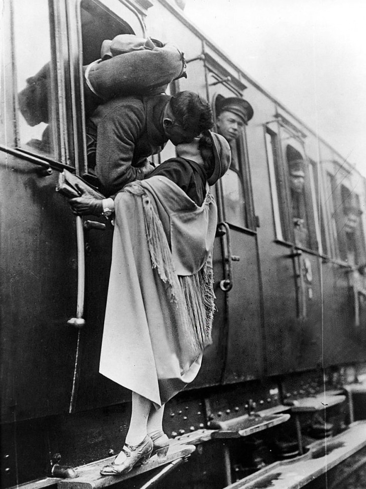 Soldat américain embrasse sa compagne du train au départ, 1922