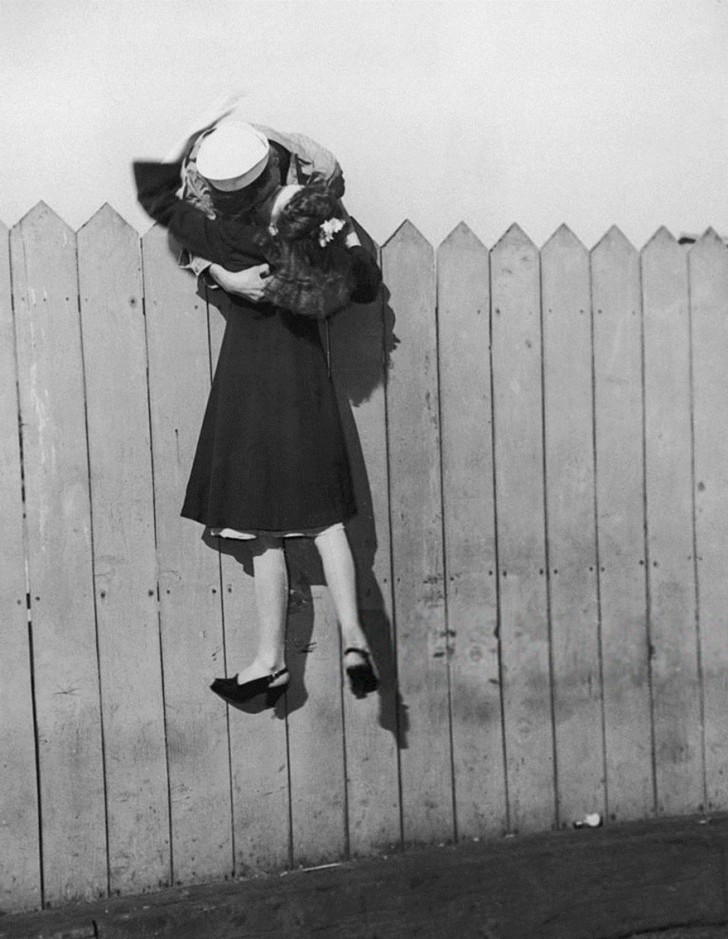 Un marine soulève sa petite amie pour un dernier baiser, 1945