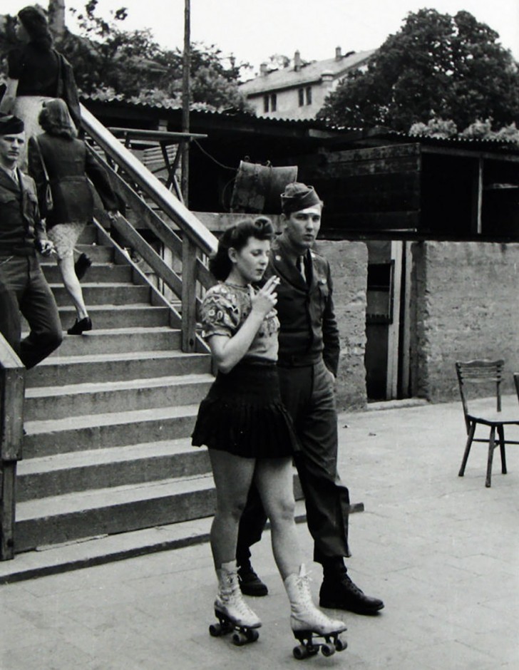 Jeune femme sur des rollers et son petit ami militaire, 1940