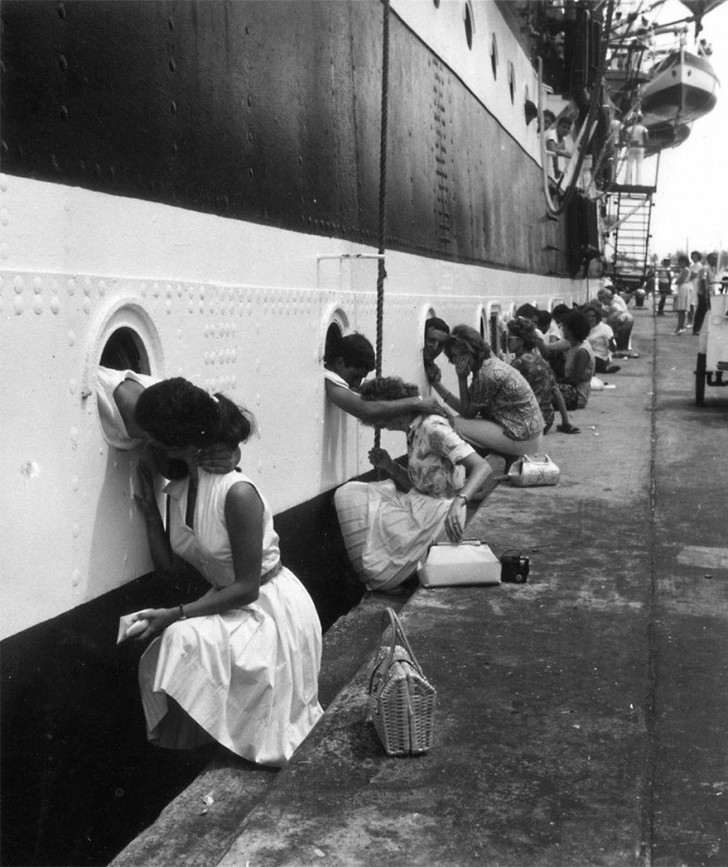 Les soldats américains saluent leurs femmes et leurs petites amies avant de partir pour l'Egypte, 1963