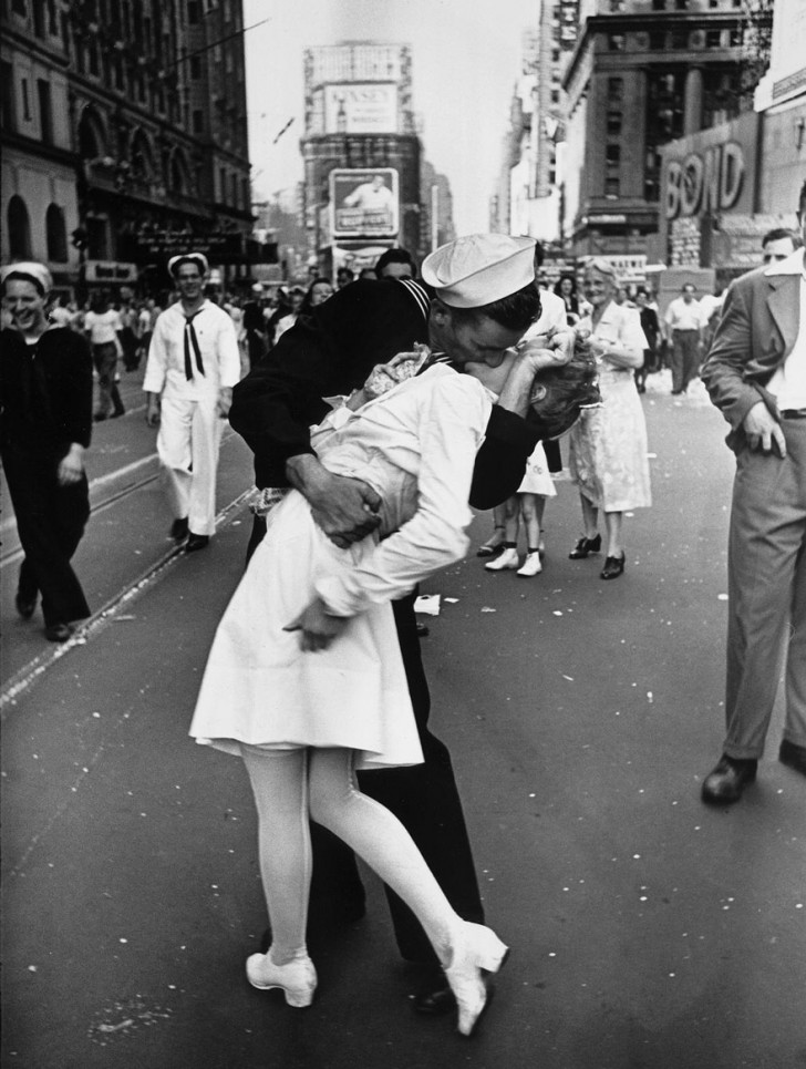 Une photo symbole de la fin de la Seconde Guerre mondiale: un marin embrasse une infirmière à Times Square, New York, 1945