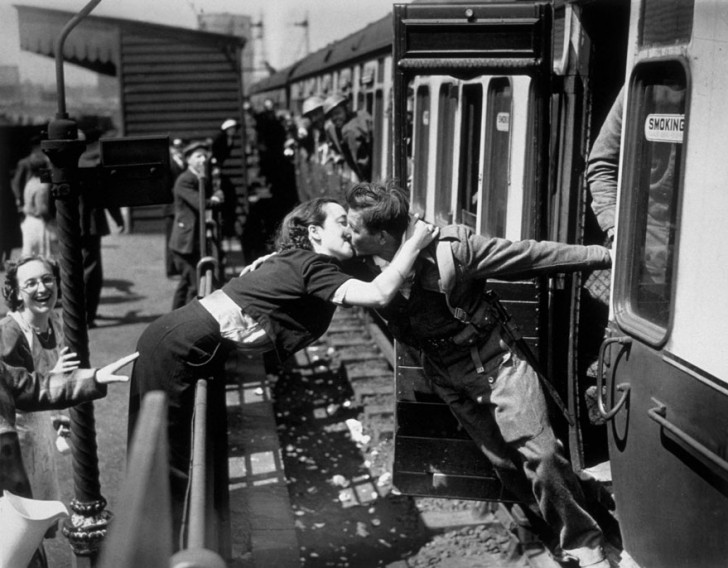 Une jeune femme se penche pour embrasser son petit ami, un soldat britannique revenu de la guerre, 1940