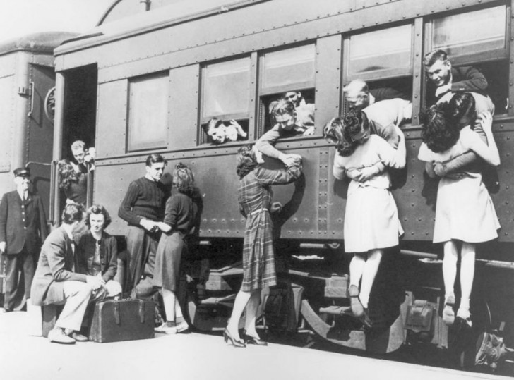 Salutations à la gare, avant de partir pour la Seconde Guerre mondiale