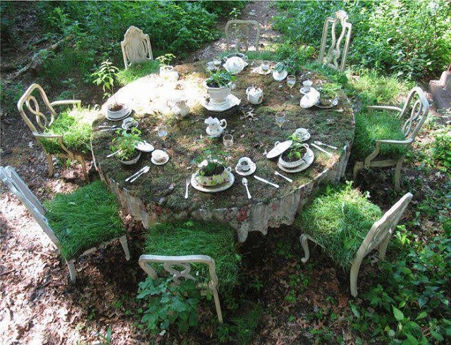 Una vecchia tavola imbandita può diventare un'affascinante decorazione dal sapore misterioso