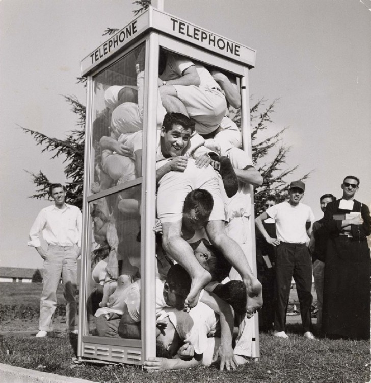 Ventidue studenti tentano di stabilire il record per numero di persone dentro una cabina telefonica - 1959.
