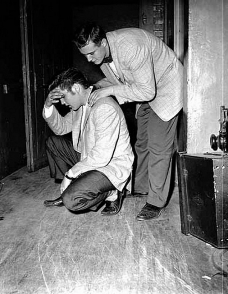 Elvis Presely fa una pausa nelle quinte di un teatro - 1956.