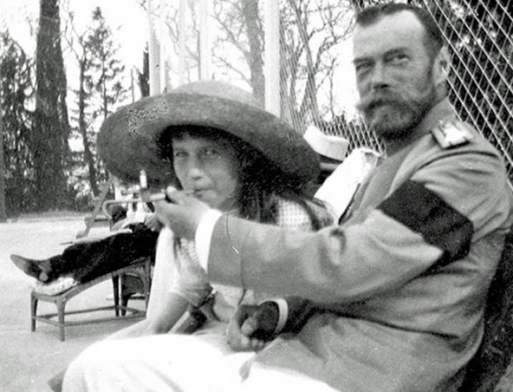 La principessa Anastasia fa un tiro dalla sigaretta del padre, lo Zar Nicola II - 1916.
