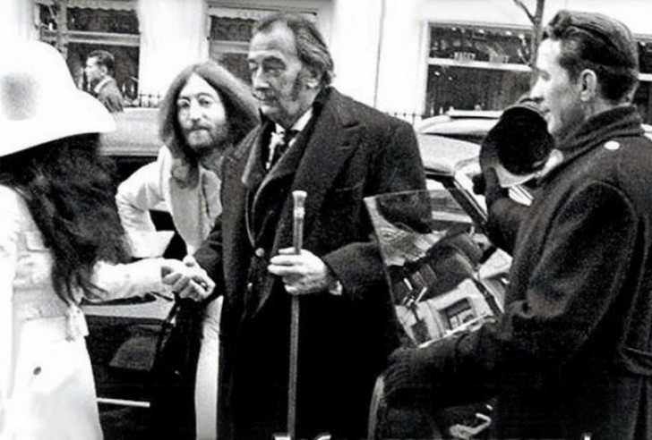 John Lennon e Salvador Dalí. Parigi, 1969.