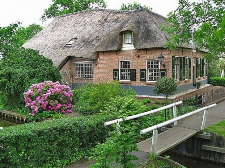 I tetti di paglia delle case che costeggiano i canali sono una caratteristica di Giethoorn.