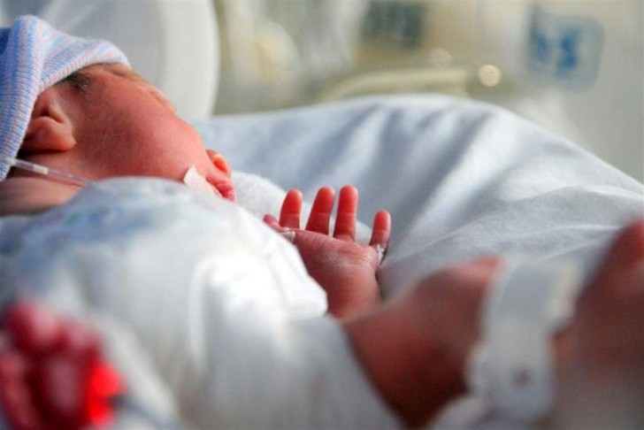 Pendant le post-partum, le corps de la mère libère de l’ocytocine et le nouveau-né est particulièrement réceptif