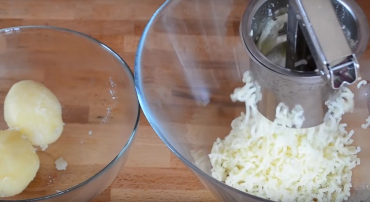 Boil the potatoes abundantly, peel, and mash. Add the egg, salt, and pepper to taste.