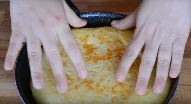 Bak de tortilla aan beide zijden goudbruin. Keer de tortilla met behulp van een bord. Je aardappeltortilla is nu klaar om opgepeuzeld te worden!