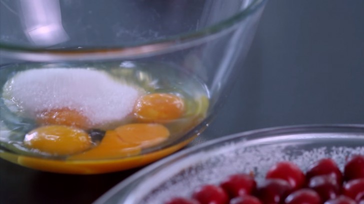 Dans un autre bol, casser les œufs et ajouter le sucre. Battez avec un fouet jusqu'à obtenir une pâte mousseuse.
