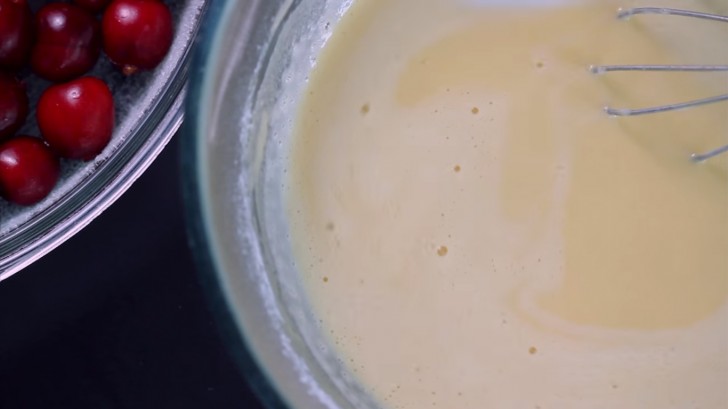 Wenn das Mehl mit dem Rest vermischt ist, könnt ihr etwas Vanille dazu geben. Gebt dann Milch und geschmolzene Butter dazu.