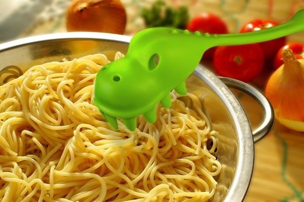 #23. Die Zähne dieses süßen Dinosauriers sind perfekt, um Spaghetti zu servieren!