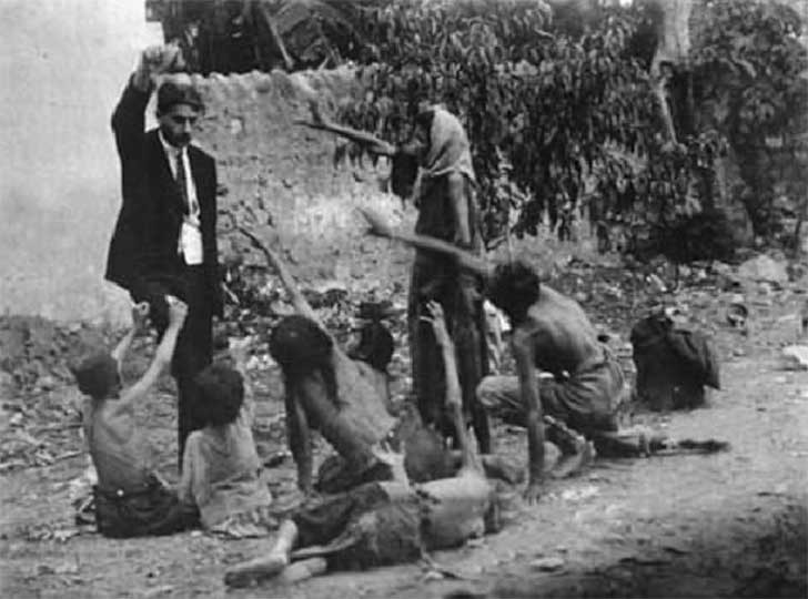 Un officier turc montre un morceau de pain aux enfants affamés pendant le génocide arménien de 1915.
