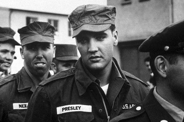 Elvis Presley durante la leva militare.