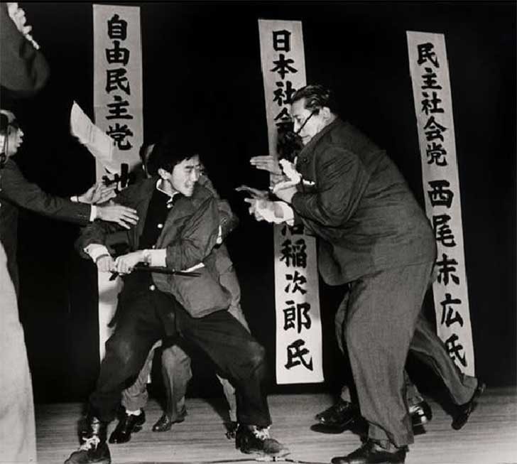 Un garçon de 17 ans appartenant à l'extrême droite Otoya Yamaguchi tue l'homme politique socialiste, Inejirō Asanuma.