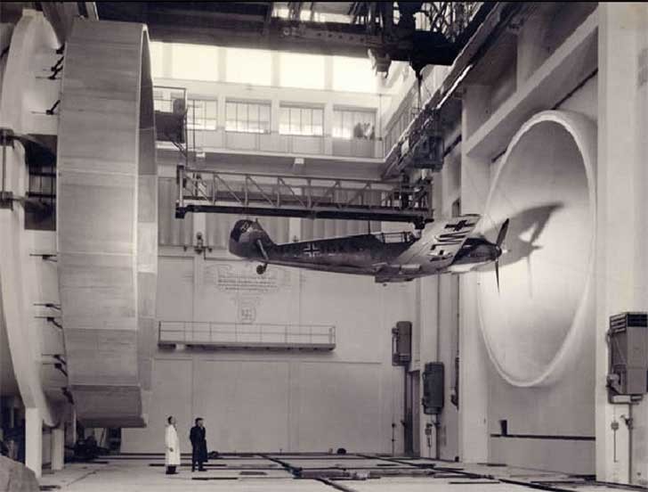L'azienda aeronautica tedesca Messerschmitt effettua dei test aerei.