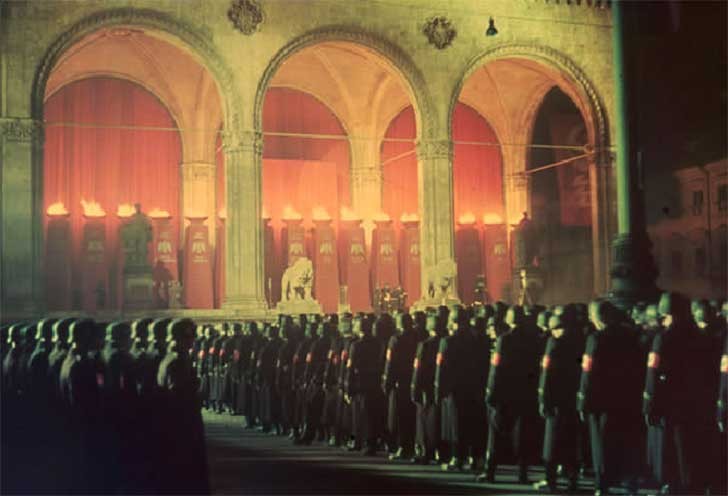Le truppe delle SS giurano fedeltà durante la cerimonia annuale.