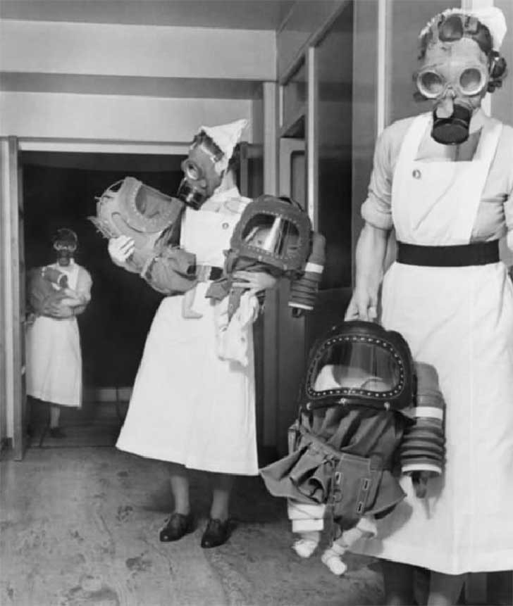 Maschere antigas per bambini in fase di sperimentazione in un ospedale inglese.