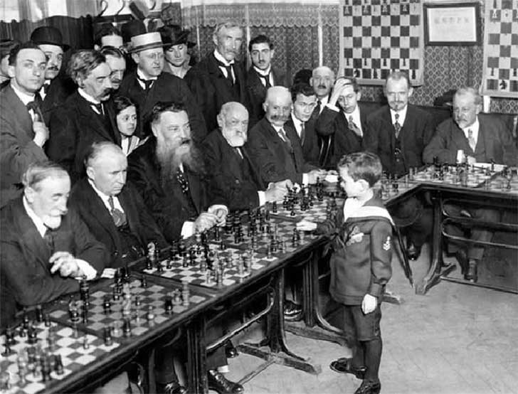 Samuel Reshevsky, 8 anni, batte diversi campioni di scacchi.