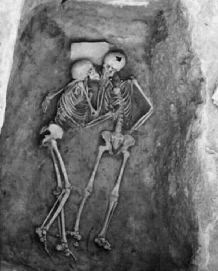 Un bacio di 2800 anni fa.