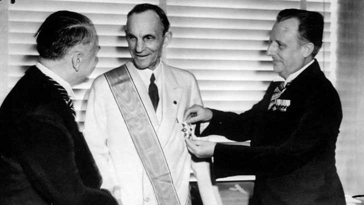 Henry Ford décoré par une médaille nazie.