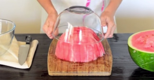 Positionate a bowl big enough to contain the watermelon on top of it