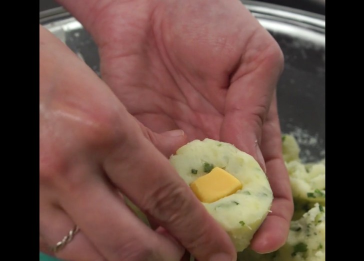 Inserite al loro interno un piccolo pezzo di formaggio e riformate la polpetta.