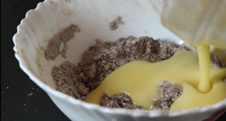 I en annan skål blanda mjöl, bakpulver och kakao. Blanda sedan ihop det med resten av smeten.