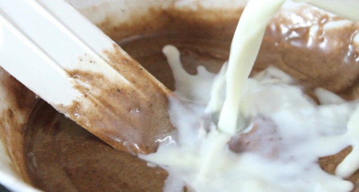 Aggiungete il latte, e mescolate per bene tutti gli ingredienti: è importante eliminare ogni grumo, altrimenti potrebbero rimanere crudi dopo la cottura al microonde.