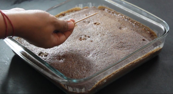 Plaats de ovenschaal in de magnetron voor 5 minuten. Steek er vervolgens met een tandenstoker in om te controleren of de taart gaar is. De tandenstoker moet er droog uitkomen.