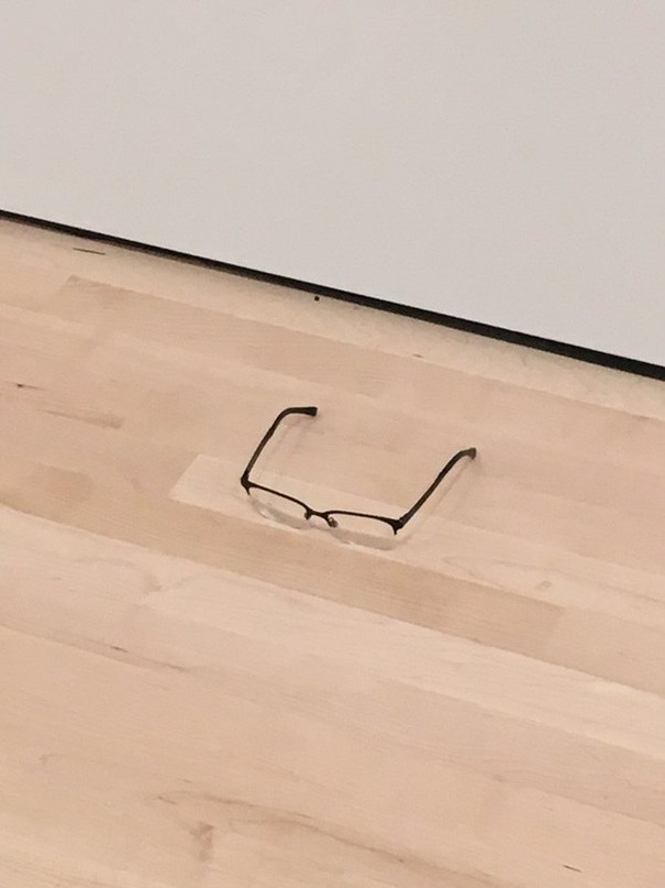Poggia un paio di occhiali sul pavimento di un museo: i visitatori lo scambiano per un'opera d'arte! - 1