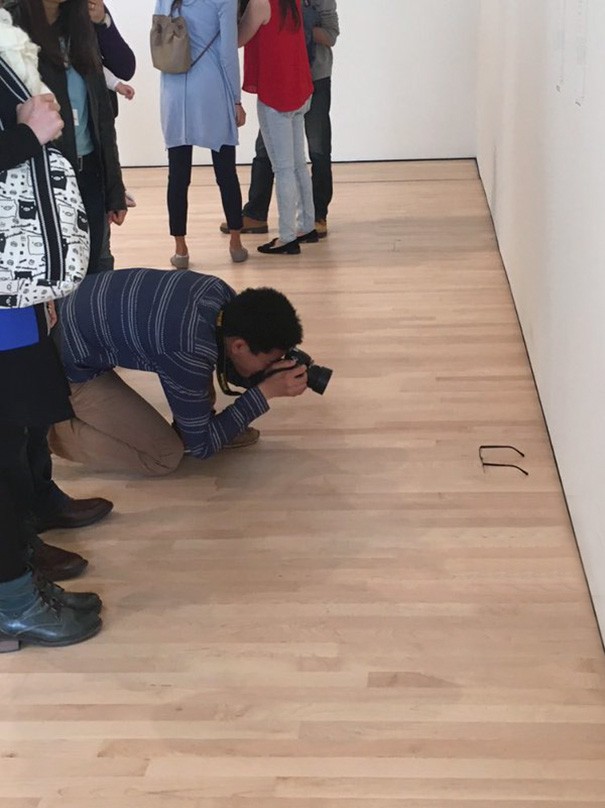 Poggia un paio di occhiali sul pavimento di un museo: i visitatori lo scambiano per un'opera d'arte! - 2