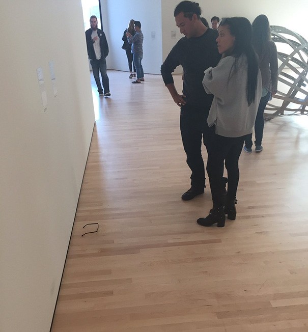 Poggia un paio di occhiali sul pavimento di un museo: i visitatori lo scambiano per un'opera d'arte! - 3