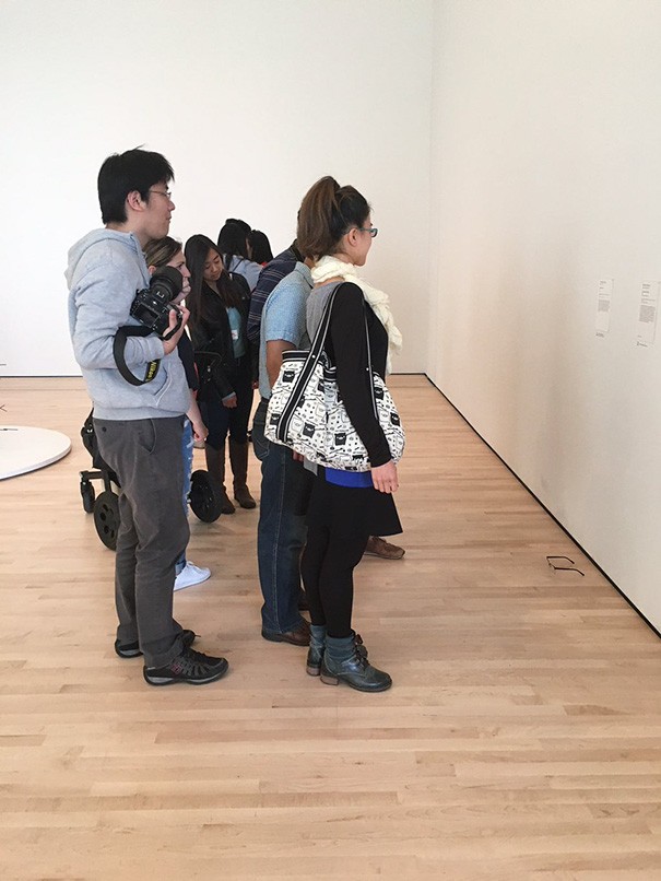 Poggia un paio di occhiali sul pavimento di un museo: i visitatori lo scambiano per un'opera d'arte! - 4