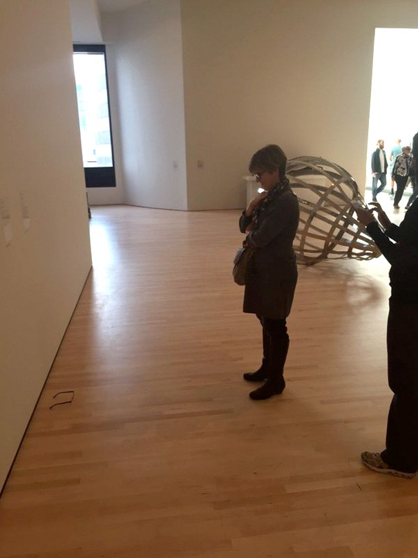 Poggia un paio di occhiali sul pavimento di un museo: i visitatori lo scambiano per un'opera d'arte! - 5