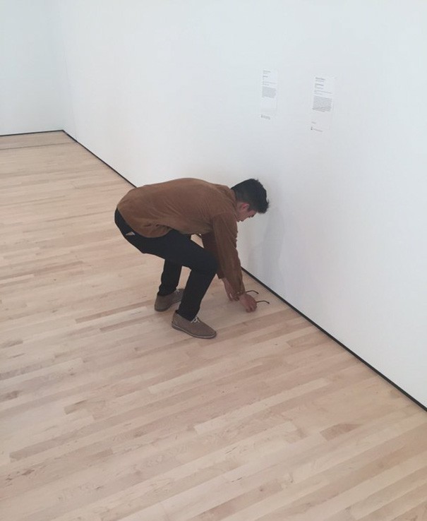 Poggia un paio di occhiali sul pavimento di un museo: i visitatori lo scambiano per un'opera d'arte! - 6