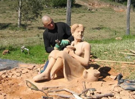 L’objectif est de créer une sculpture représantant la mère de l’artiste.