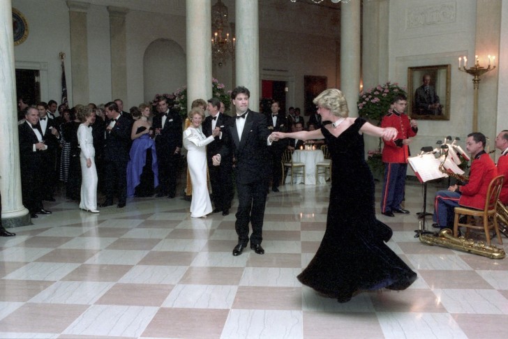 Queste rarissime foto immortalano una timida Lady Diana alle prese con dei ballerini d'eccezione - 6