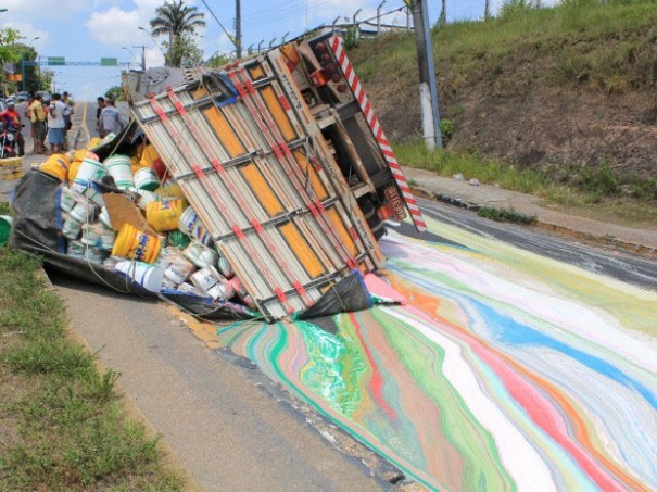 #9. Alors qu'il transportait 14 tonnes de peinture, ce camion se renverse et décore la rue.