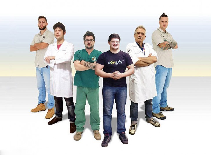 El team que ha ayudado a Freddy esta compuesto de cuatro veterinarios, un dentista y un designer grafico