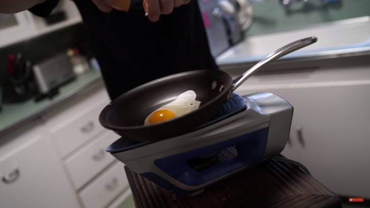 Habt ihr jemals ein Ei auf ein Bügeleisen gebraten? Es klappt, und könnte eine Notlösung sein, falls die Gasrechnung mal nicht bezahlt wurde…